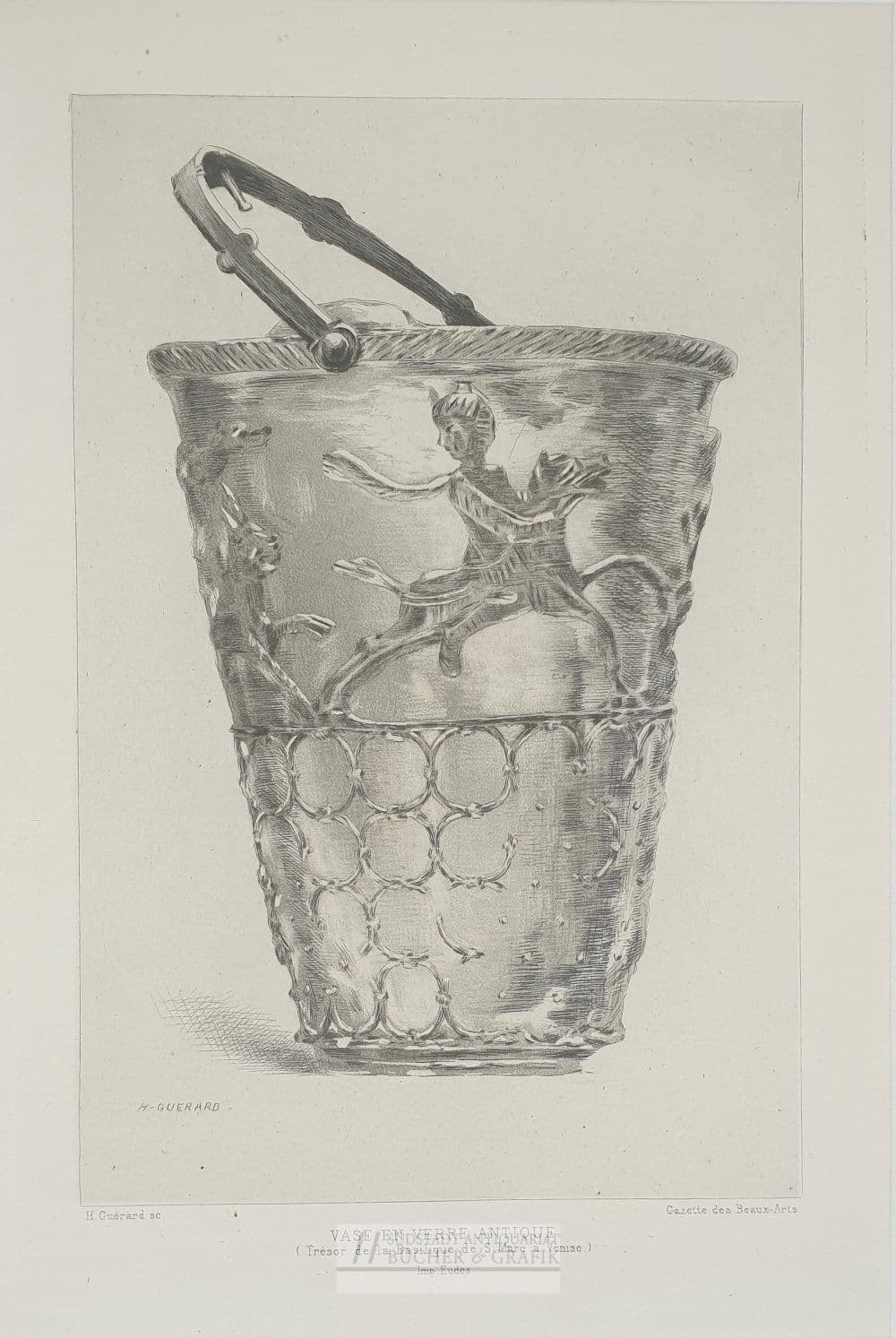 Vase en verre antique.
