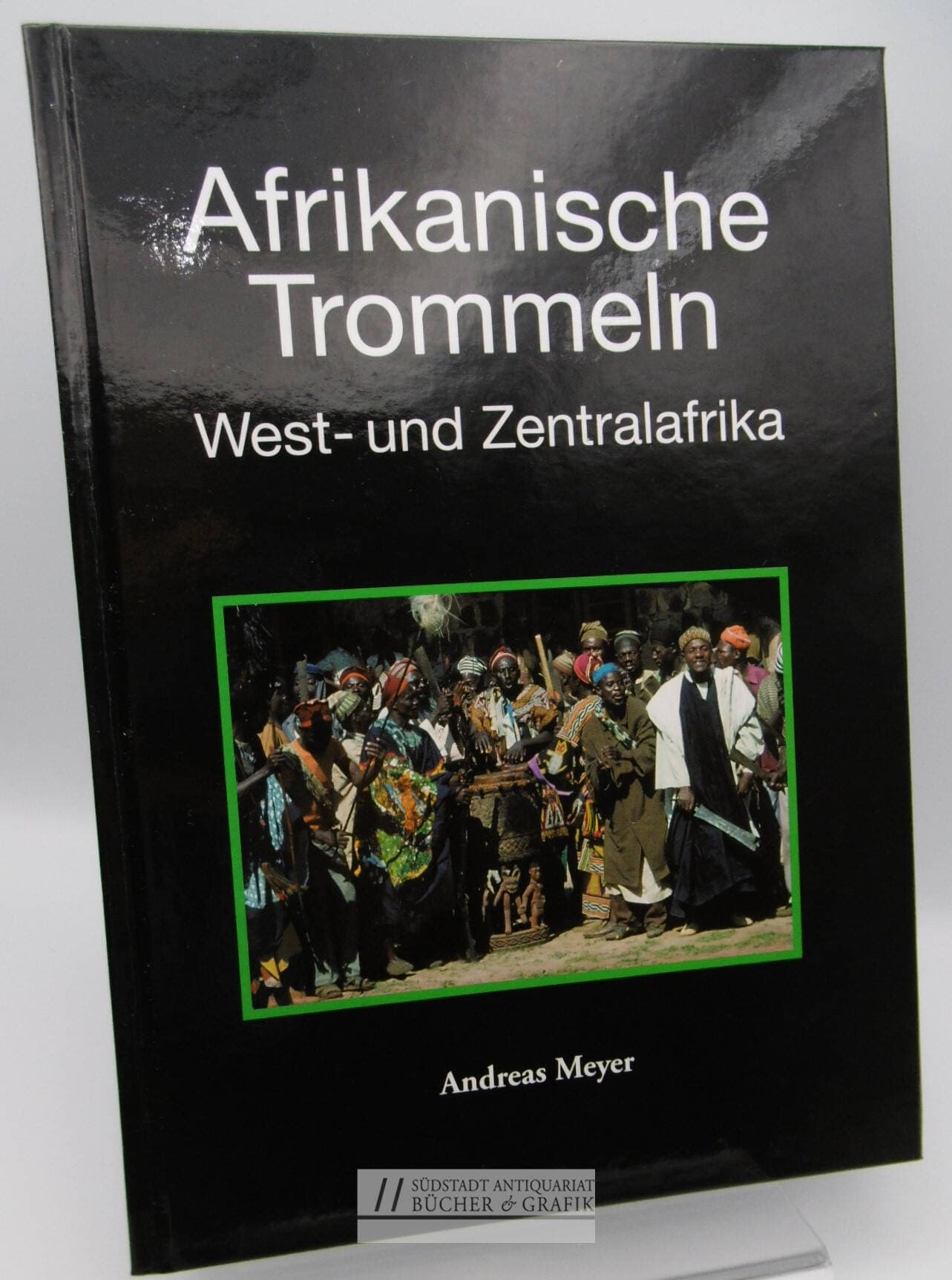 Afrikanische Trommeln. West- und Zentralafrika. Mit 182 Abbildungen im Text und 34 Farbtafeln. Mit 25 Musikbeispielen auf beiliegender CD.