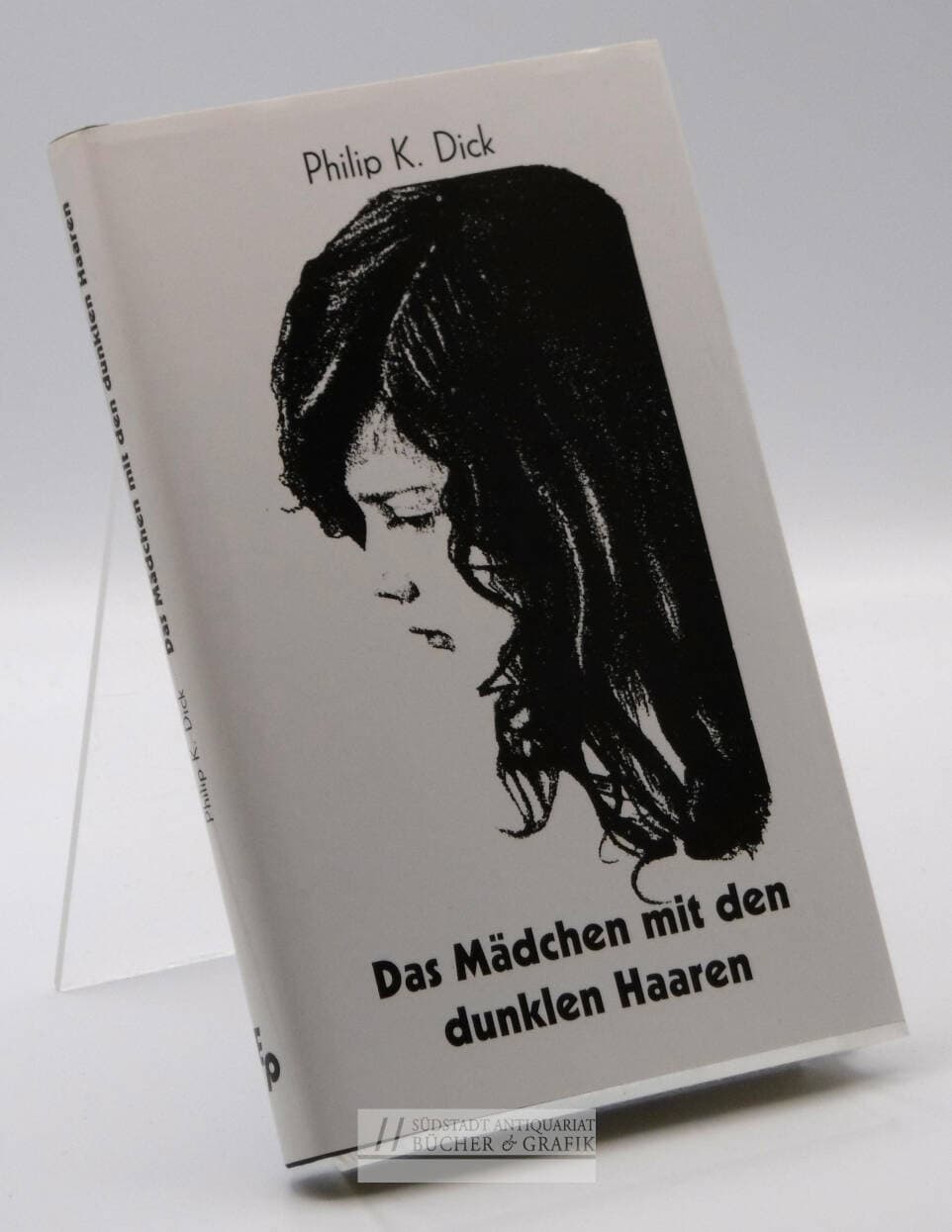 Das Mädchen mit den dunklen Haaren.